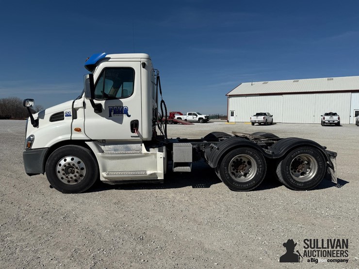 2015-freightliner-cascadia-113-image-8