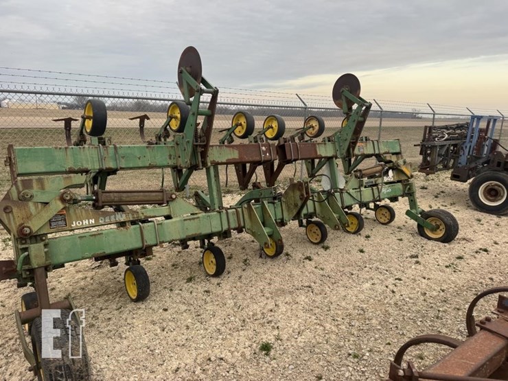 john-deere-845-image-1