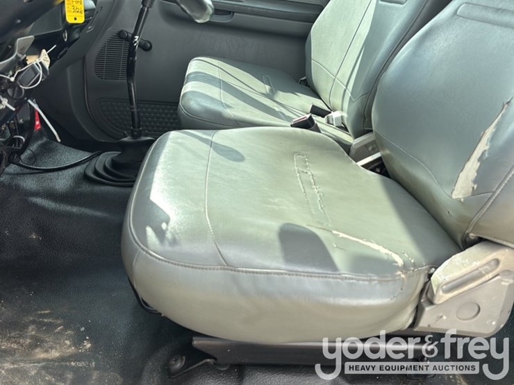 2009-ford-750-image-44