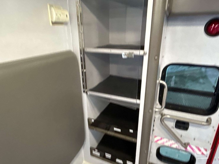 2016-freightliner-m2-106-image-31