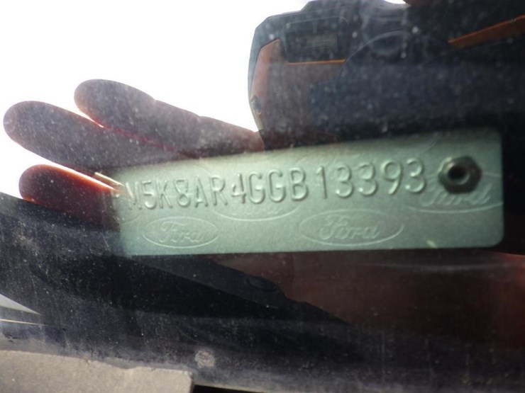 2016-ford-explorer-image-15