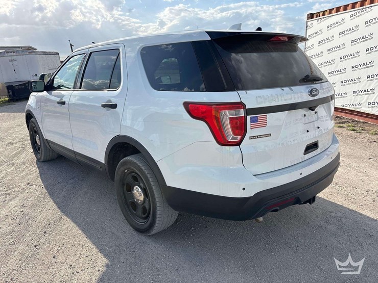 2016-ford-explorer-image-3