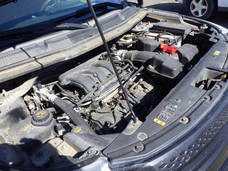 2015-ford-explorer-image-11