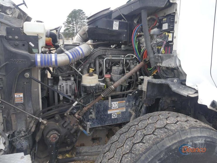 2017-peterbilt-567-image-11