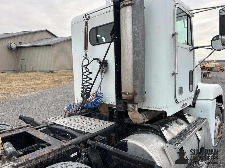 1999-freightliner-fld120-image-15