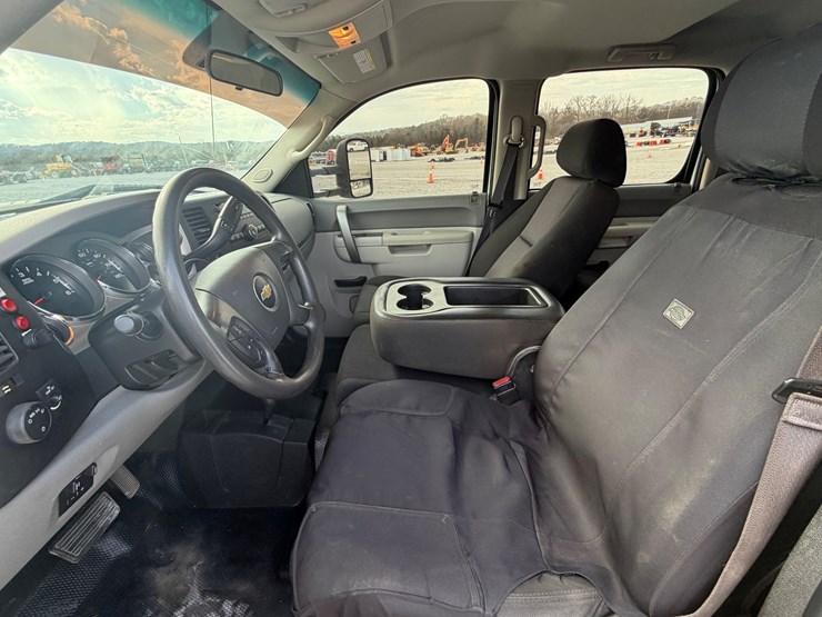 2014-chevrolet-3500-image-19