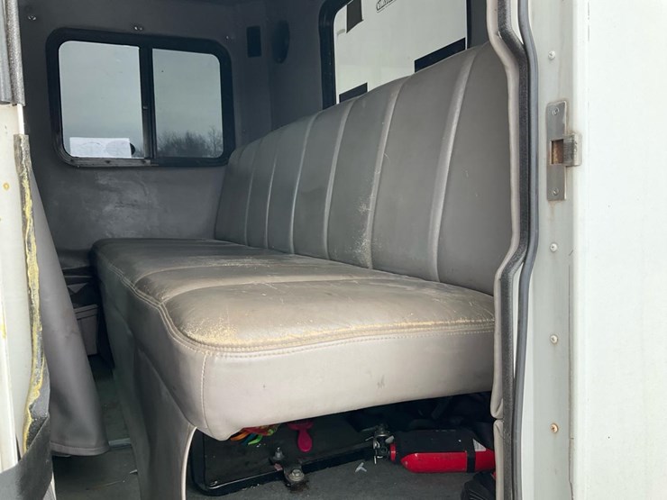 2005-freightliner-m2-106-image-99