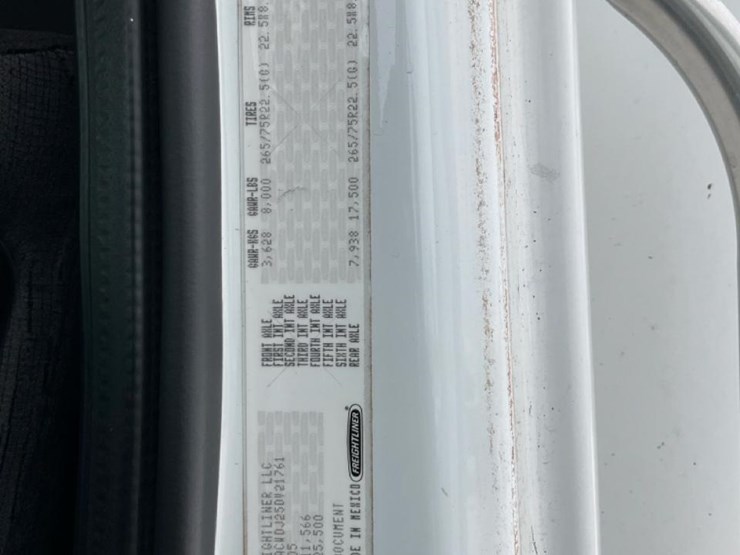 2005-freightliner-m2-106-image-10