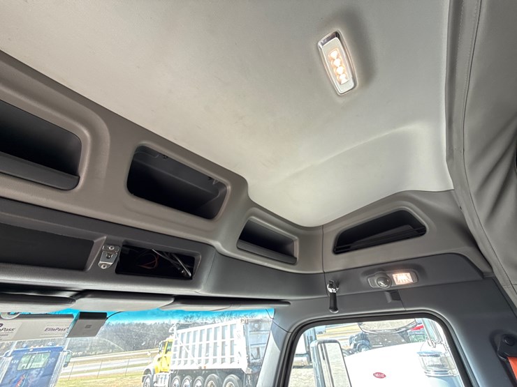 peterbilt-579-image-40