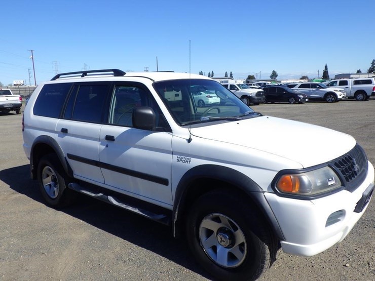 2003-mitsubishi-montero-image-2