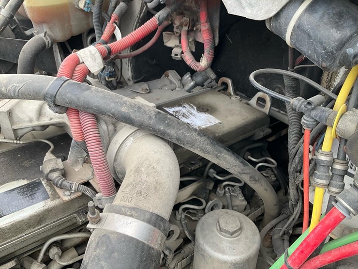 2005-freightliner-m2-106-image-64