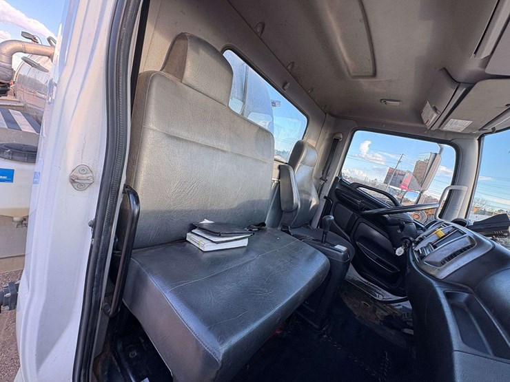 2018-hino-268a-image-22