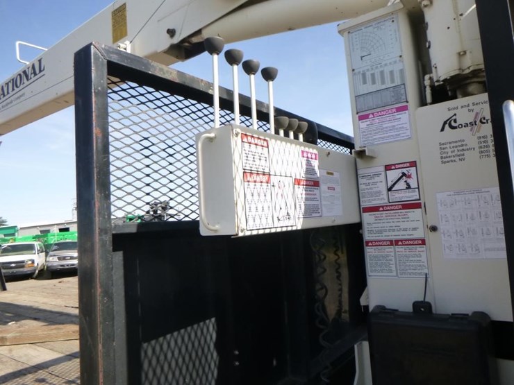 2000-freightliner-fl70-image-10