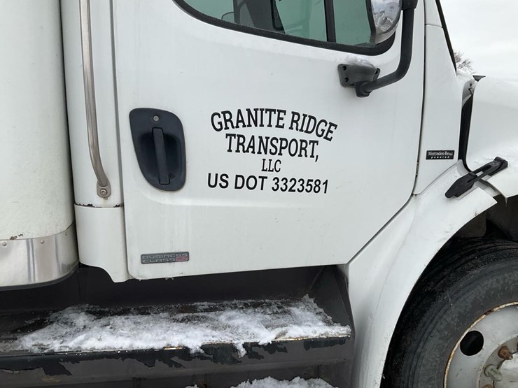 2005-freightliner-m2-106-image-52