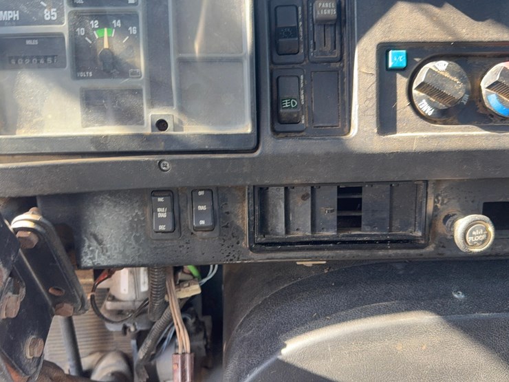 1995-international-8100-image-30