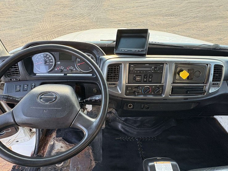 2018-hino-268a-image-16