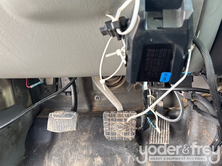 2009-ford-750-image-53