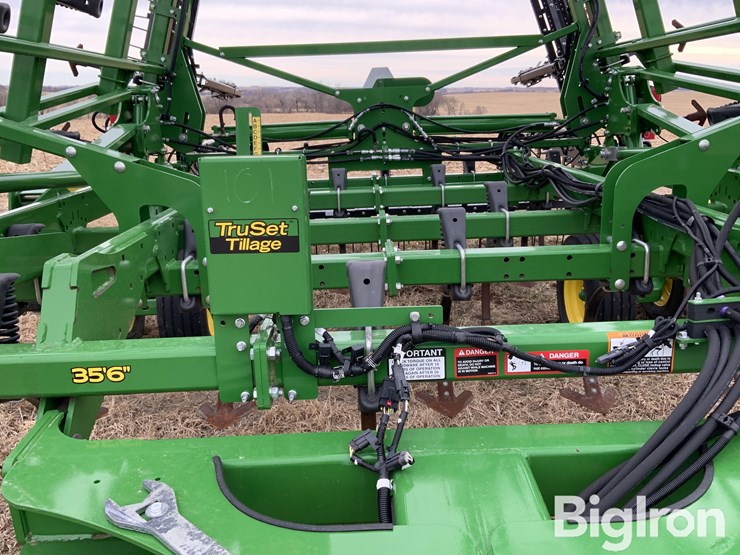 2019-john-deere-2330-image-10