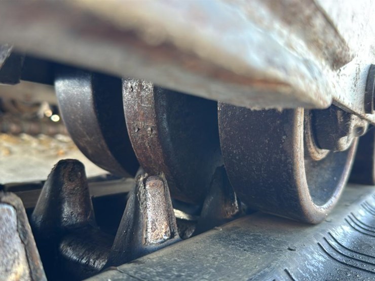 2011-new-holland-c238-image-16