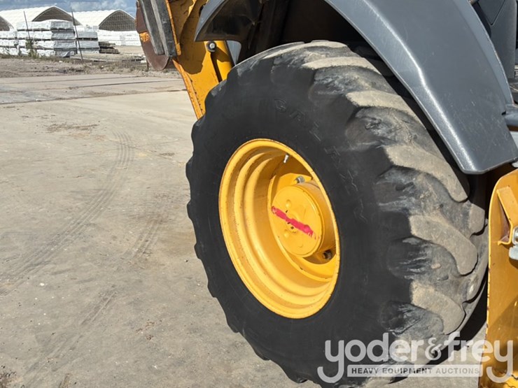 2019-deere-310l-image-15