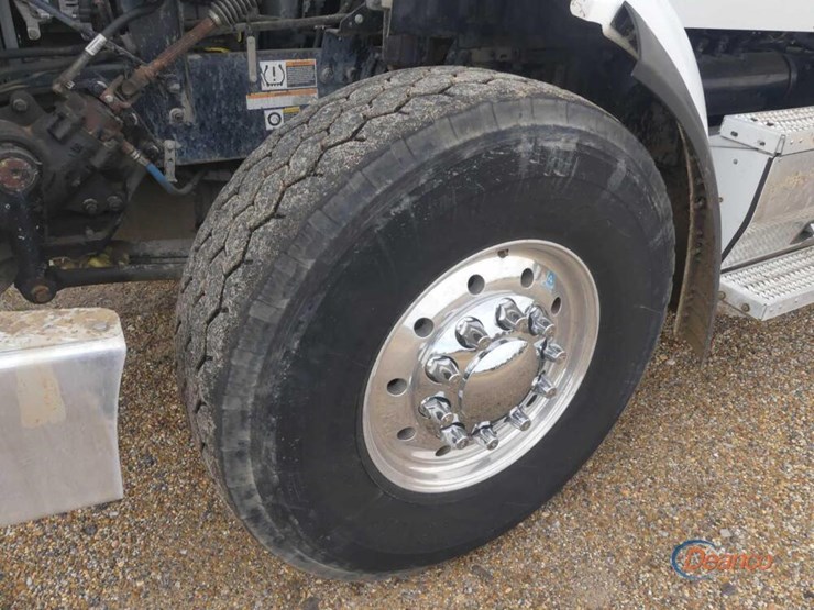 2017-peterbilt-567-image-15