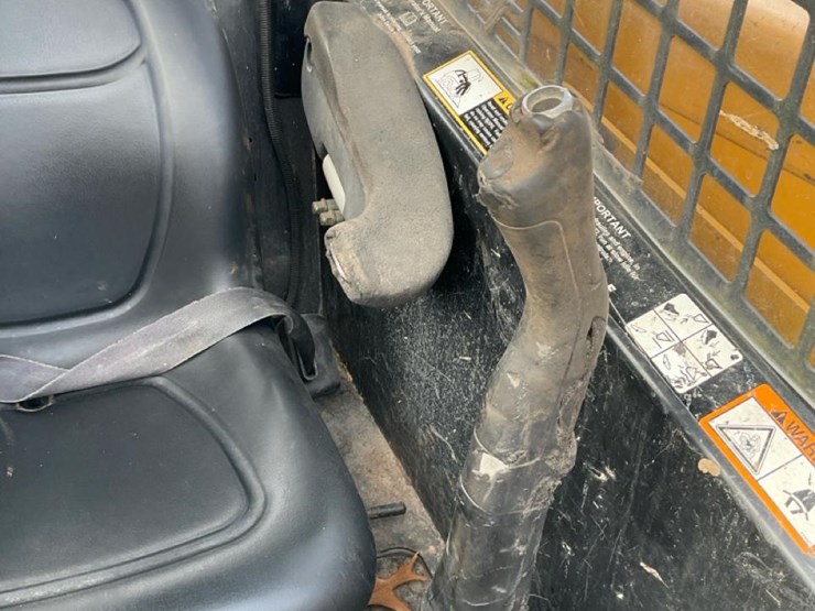 2004-john-deere-320-image-57