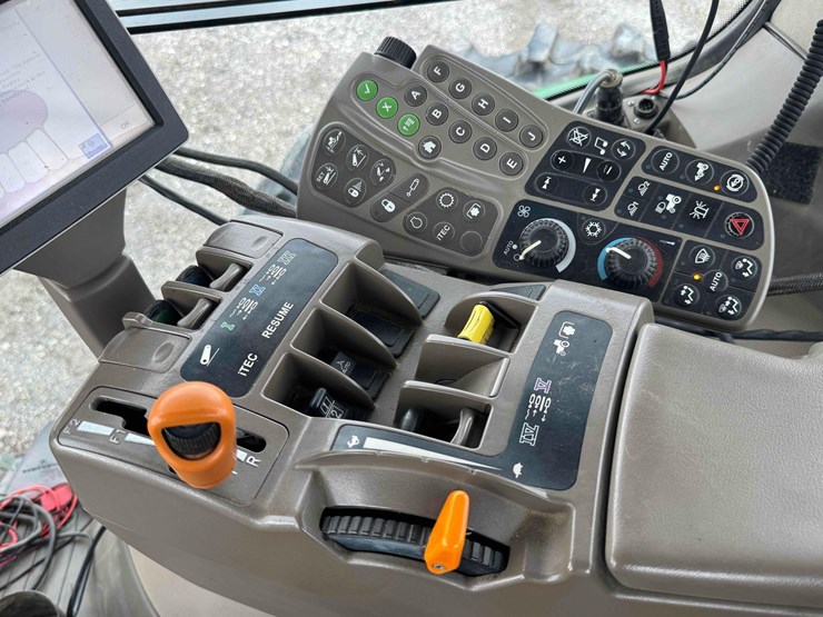 2013-john-deere-8235r-image-27