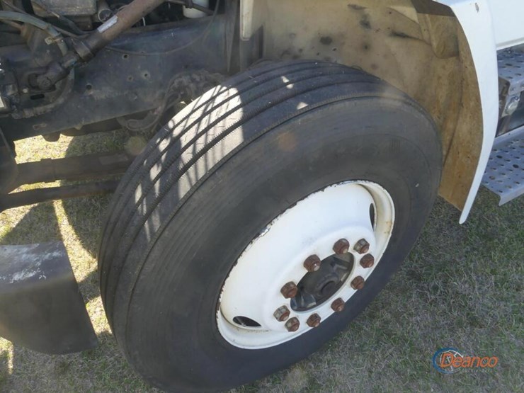 1999-freightliner-fl70-image-10