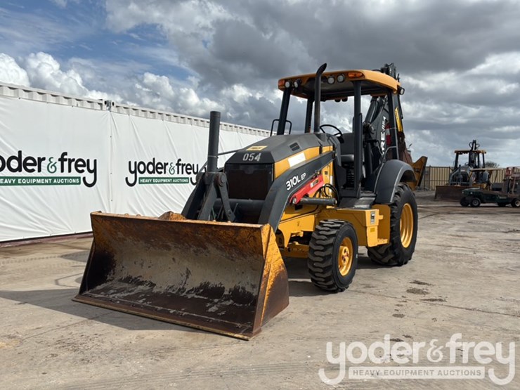 2019-deere-310l-image-1