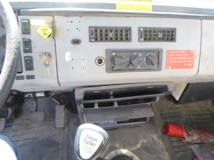 2000-freightliner-fl70-image-20