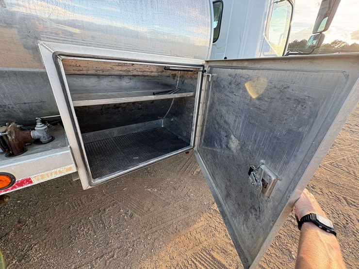 2018-hino-268a-image-35