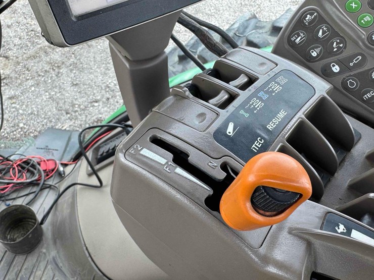 2013-john-deere-8235r-image-28