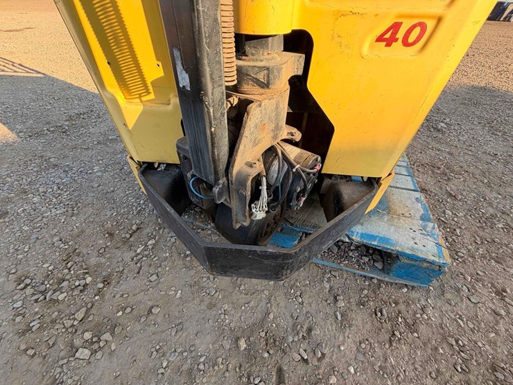 hyster-w40t-walk-behind-electric-pallet-jack-image-7