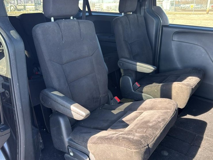 2015-dodge-grand-caravan-sxt-image-34