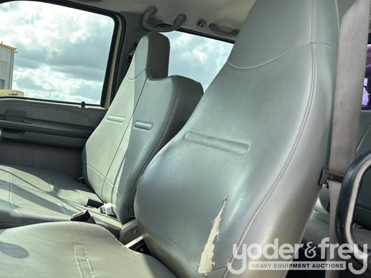 2009-ford-750-image-45