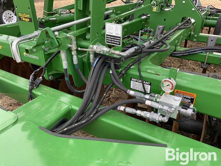 2019-john-deere-33-image-10