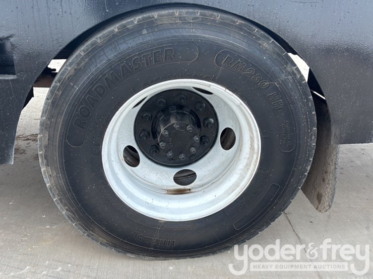 2009-ford-750-image-12