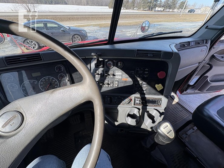 2004-freightliner-columbia-112-image-27