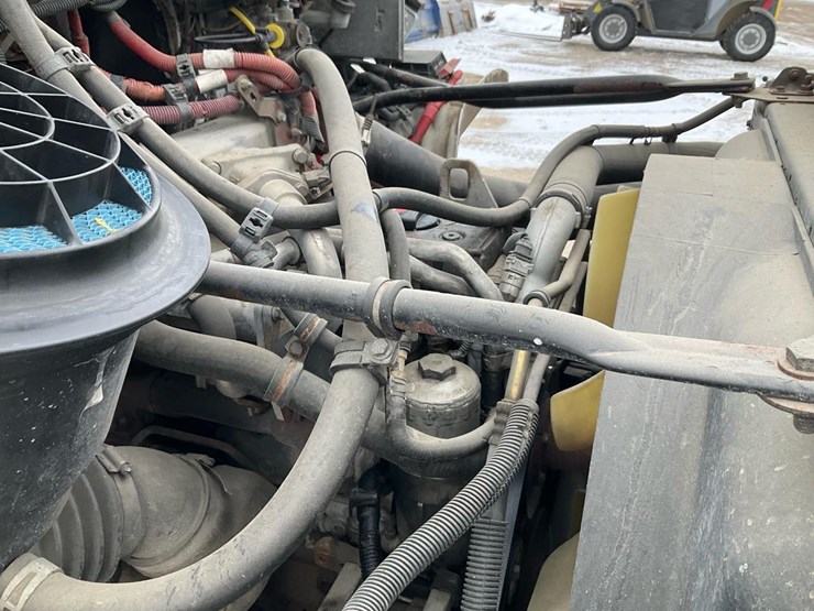 2005-freightliner-m2-106-image-74