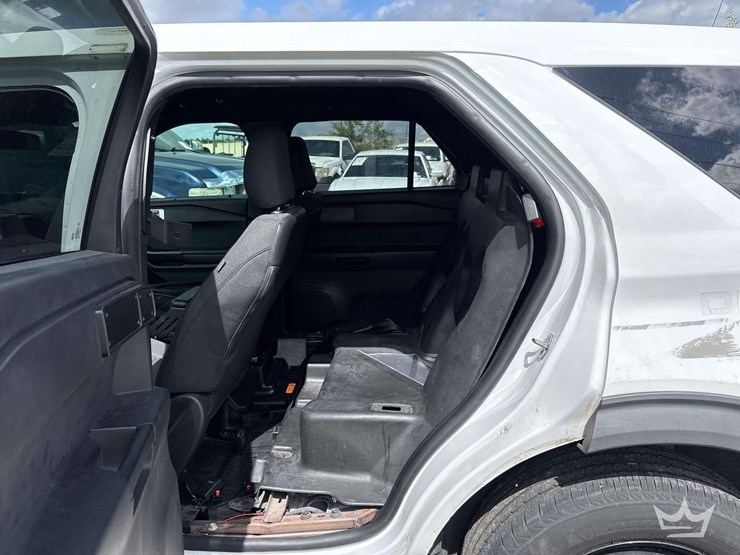 2020-ford-explorer-image-18