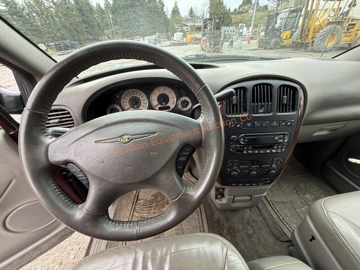 2002-chrysler-town-&-country-image-35
