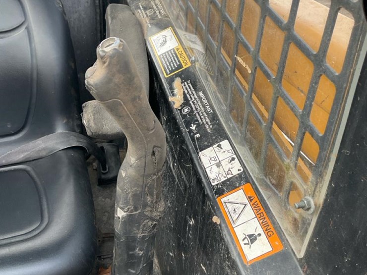 2004-john-deere-320-image-23