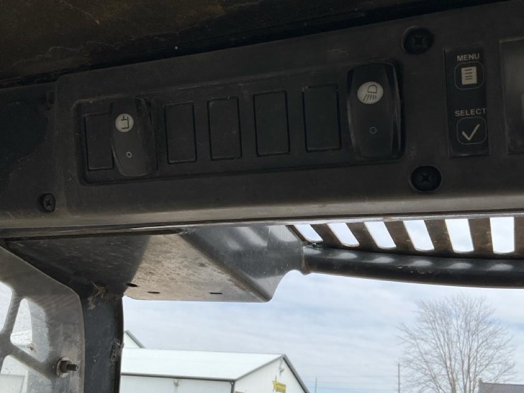 2004-john-deere-320-image-24