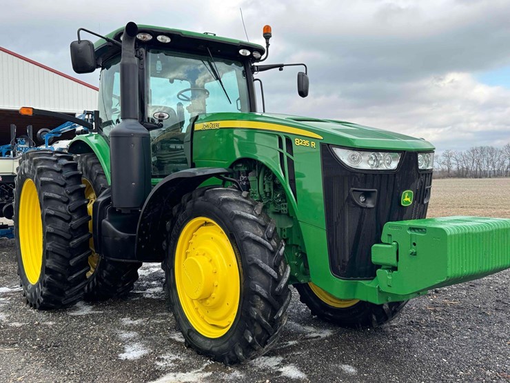 2013-john-deere-8235r-image-3