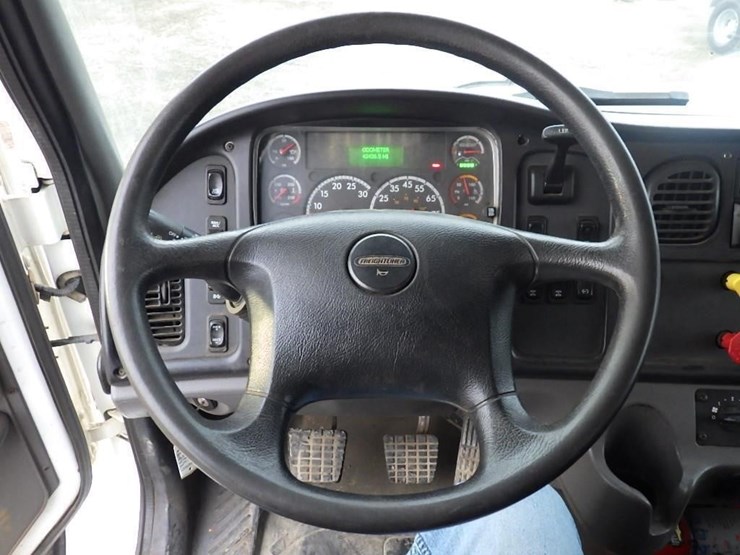 2016-freightliner-m2-15'-t/a-water-truck-image-32