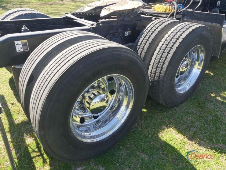 2022-peterbilt-389-image-8