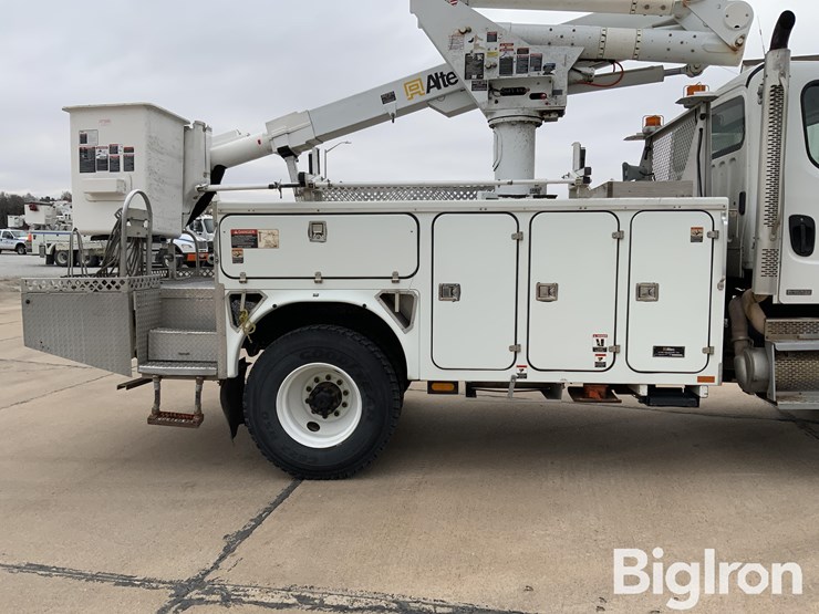 2010-freightliner-m2-106-image-17