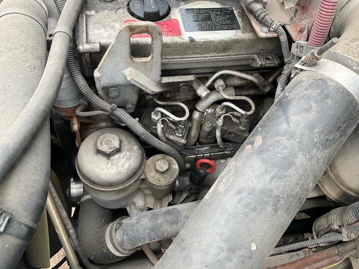 2005-freightliner-m2-106-image-65