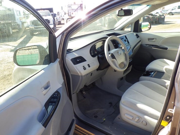 2013-toyota-sienna-image-5