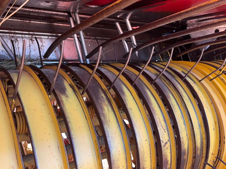 new-holland-275-image-9